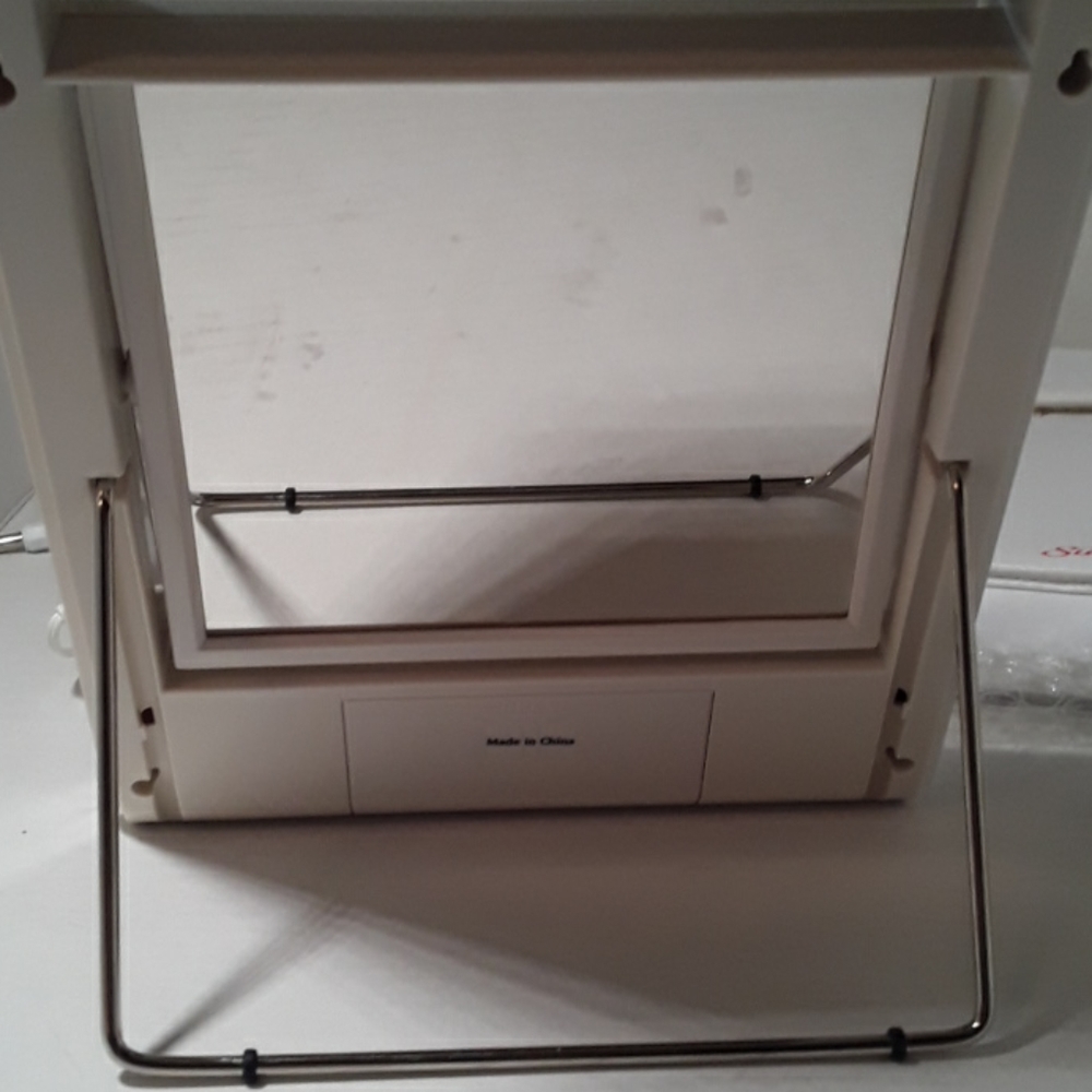 Magnifying Mirror - Picture 3 of 6
